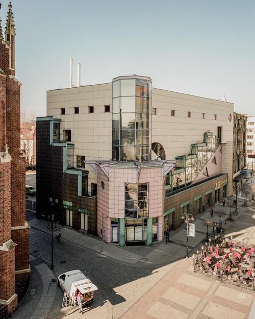 Dom Towarowy Solpol we Wrocławiu, w postmodernistycznym stylu