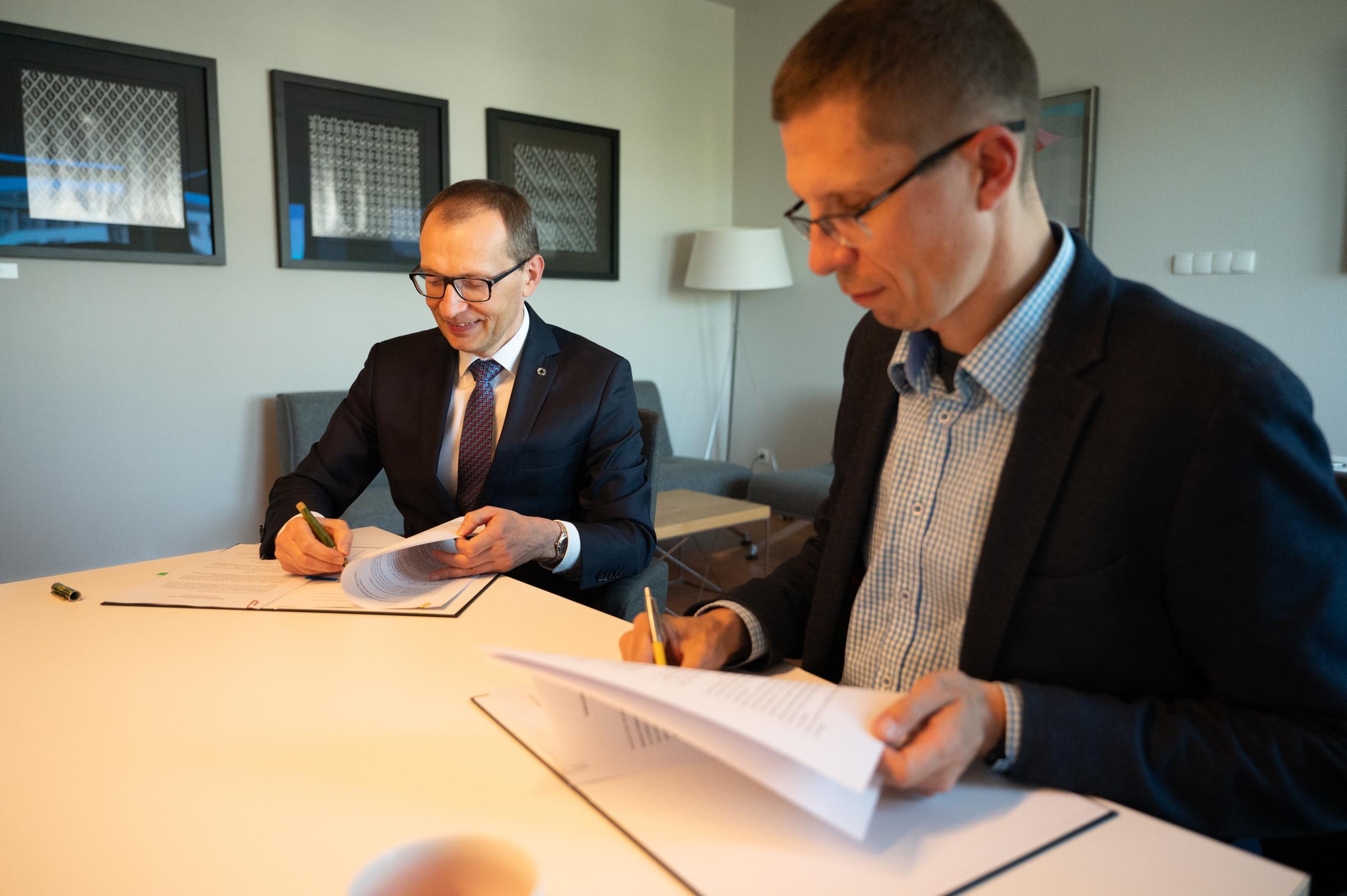 prof. Roman Cieślak, rektor Uniwersytetu SWPS i Maciej Fijałkowski, sekretarz m.st. Warszawy podpisują porozumienie, zdj. Nikodem Szymański USWPS