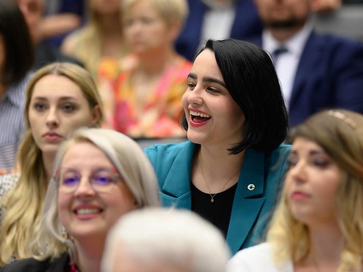 Pracownicy uczelni na auli podczas absolutorium.