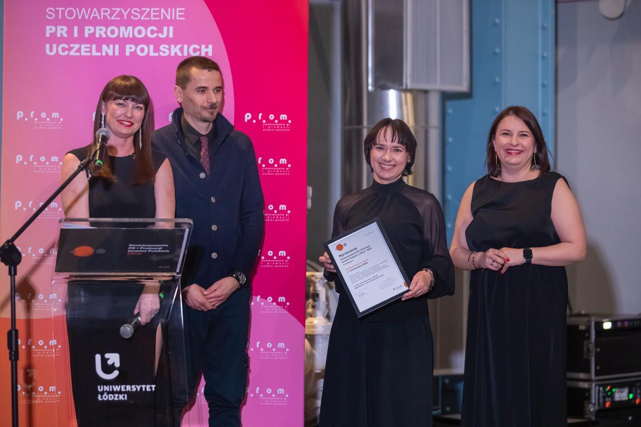 Renata Czeladko odebrała nagrodę w imieniu Uniwersytetu SWPS