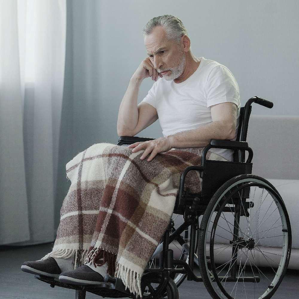 zatroskany starszy mężczyzna na wózku inwalidzkim