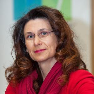 Zdjęcie portretowe Zofii Dzik, panelistki podczas spotkania HumanTech Meeting na Uniwersytecie SWPS