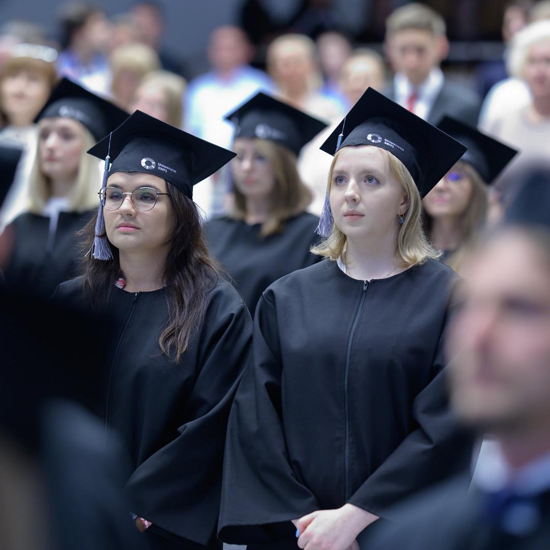 Studentki i studenci podczas Absolutorium Wydziału Prawa Uniwersytetu SWPS w 2023 r.