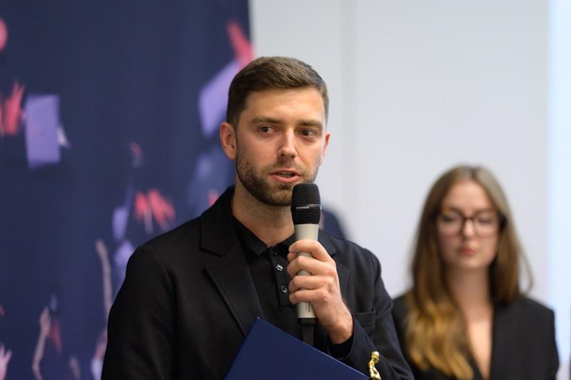 Prowadząca konferencję na tle wyświetlanej prezentacji