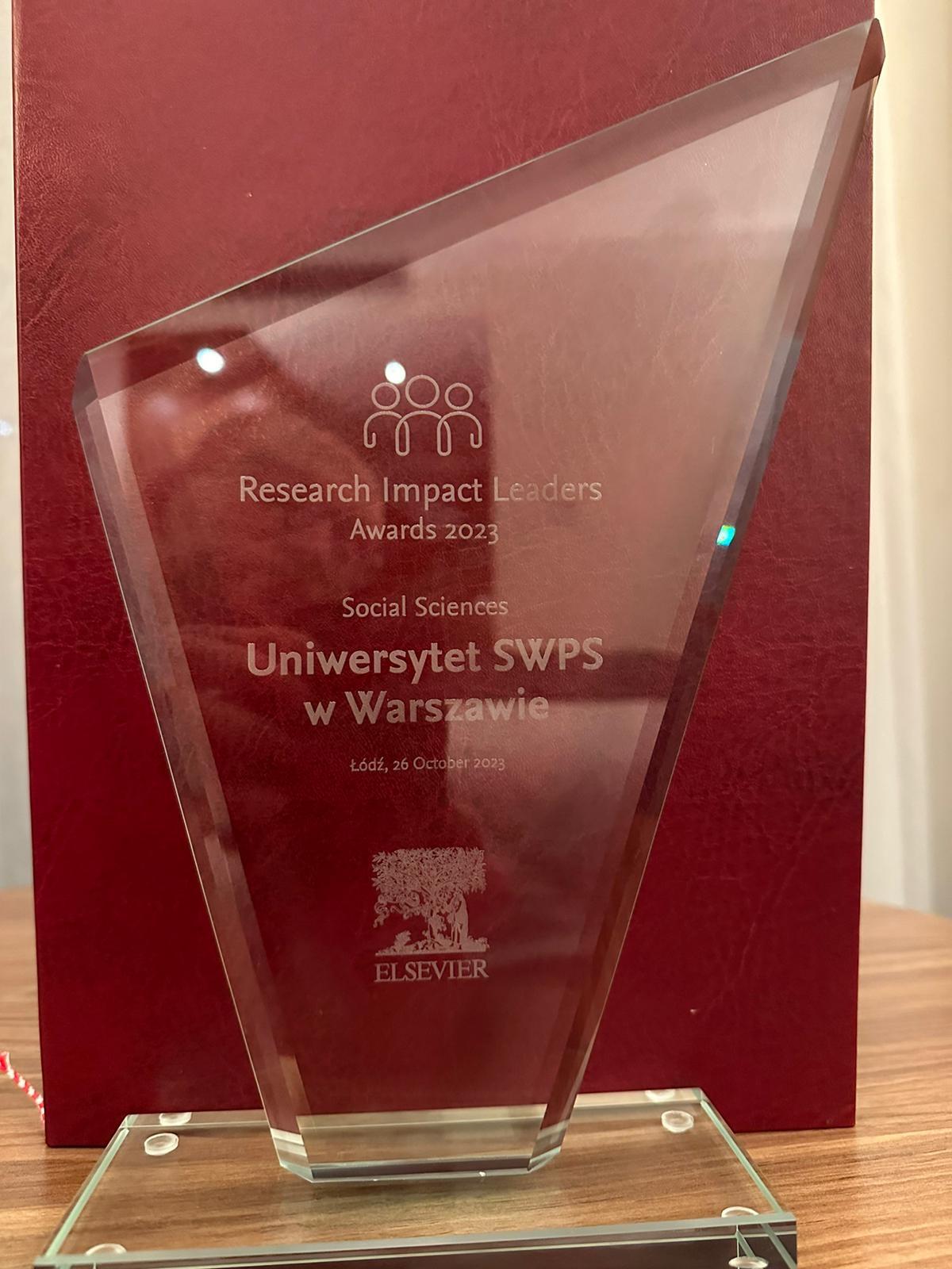 Statuetka nagrody Elsevier Research Impact Leaders Award 2023 w kategorii Social Sciences dla USWPS. Zdj. Uniwersytet Łódzki