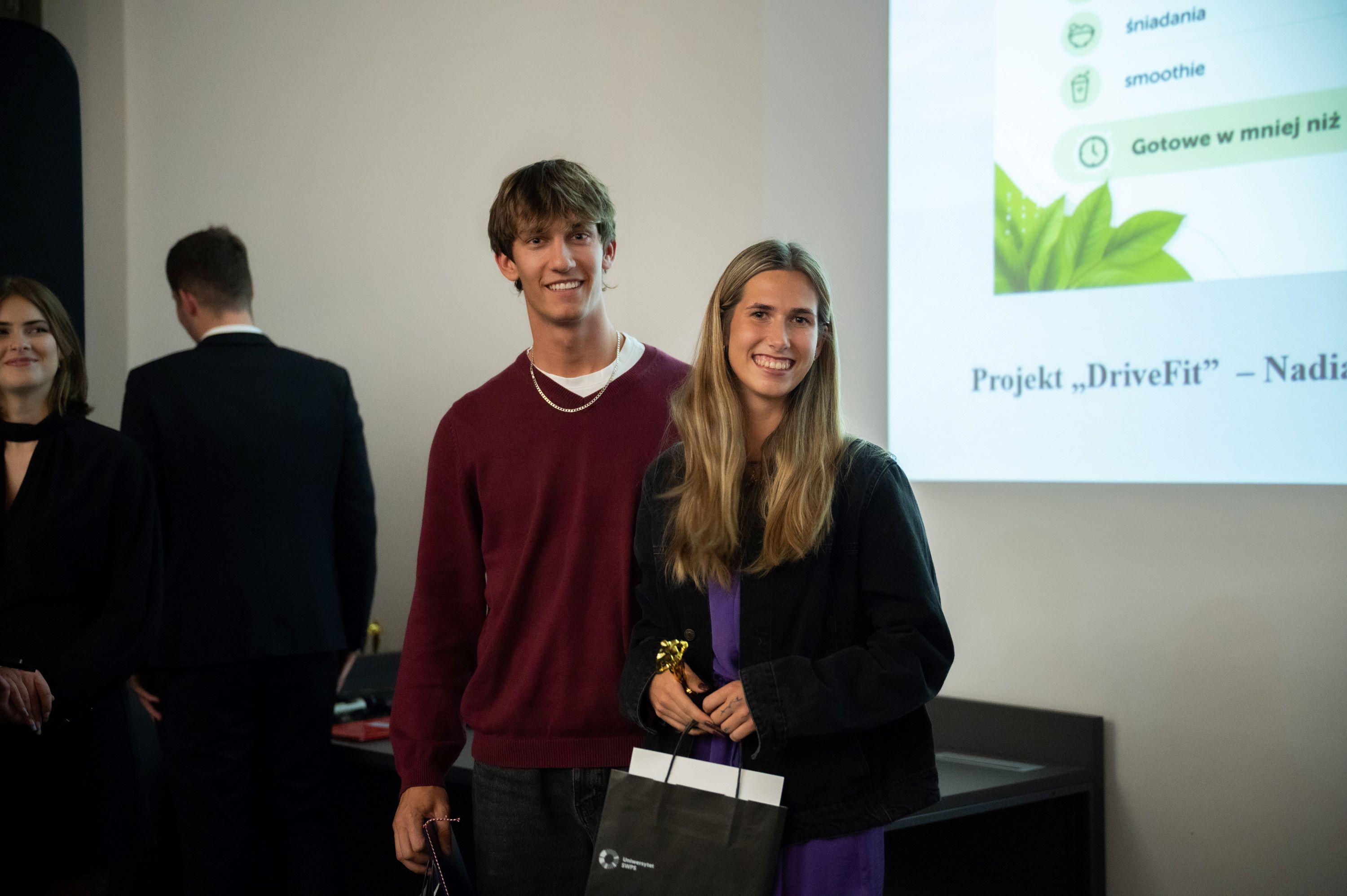 Gala finałowa VII edycji Acts of Leadership Award. Nadia Kuźmia i Marcel Rostkowski pozują z nagrodą