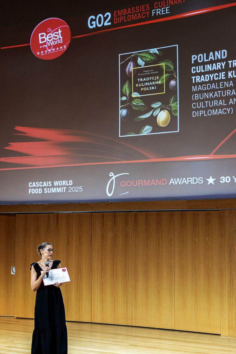Doktor Magdalena Tomaszewska-Bolałek z dyplomem podczas gali Gourmand World Cookbook Awards 2025
