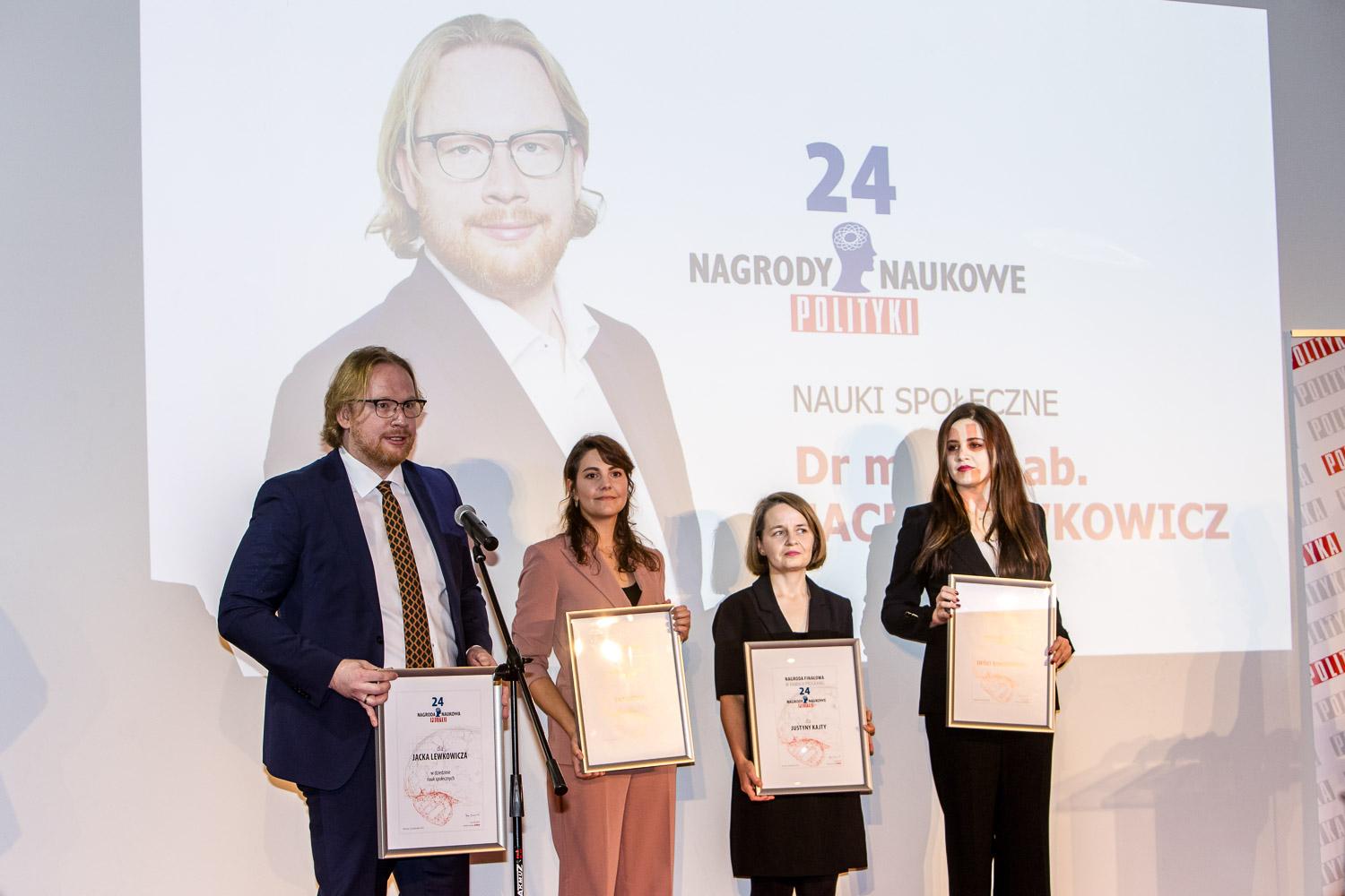 Cztery osoby wyróżnione Nagrodą Naukową „Polityki” w kategorii nauki społeczne, w tym doktor Justyna Kajta, z dyplomami
