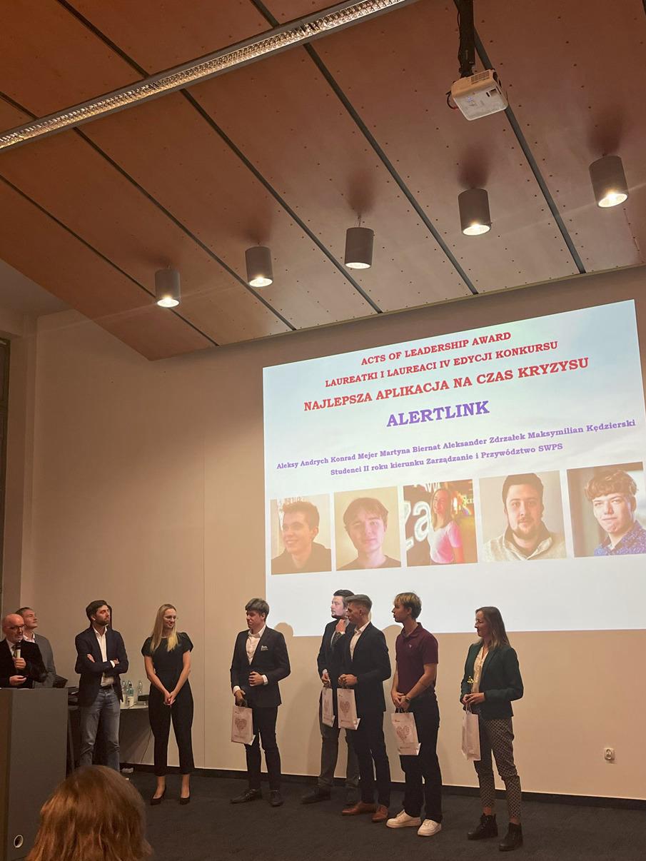 Student i studentka rozmawiający ze sobą siedząc przy stole