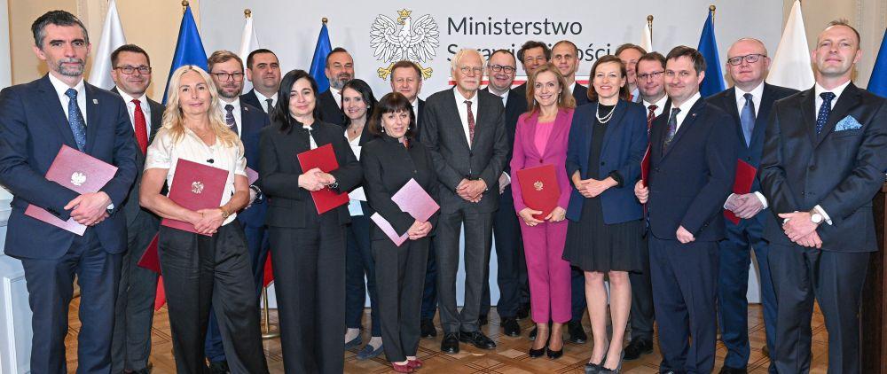 Powołanie Komisji Kodyfikacyjnej Prawa Cywilnego. Zdjęcie grupowe członków Komisji wraz z ministrem sprawiedliwości