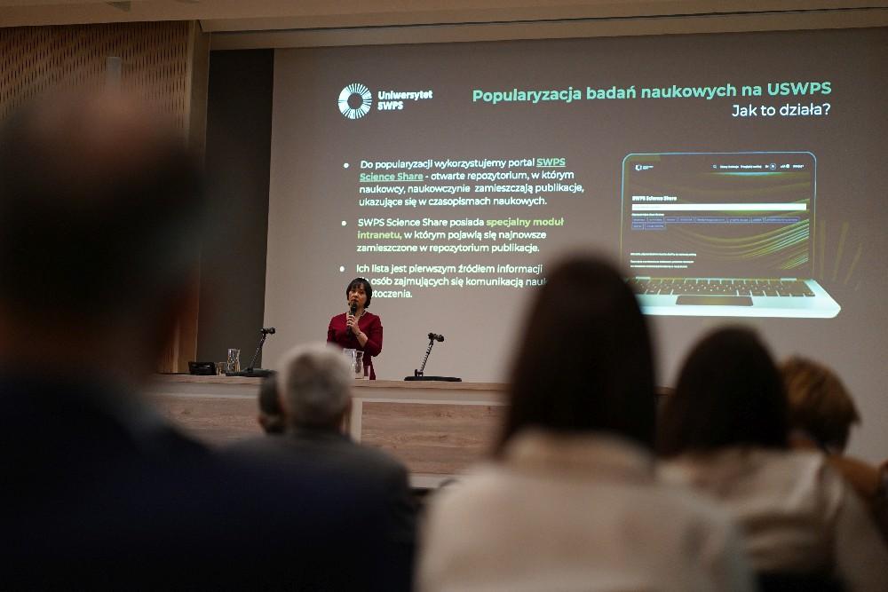 Renata Czeladko odebrała nagrodę w imieniu Uniwersytetu SWPS