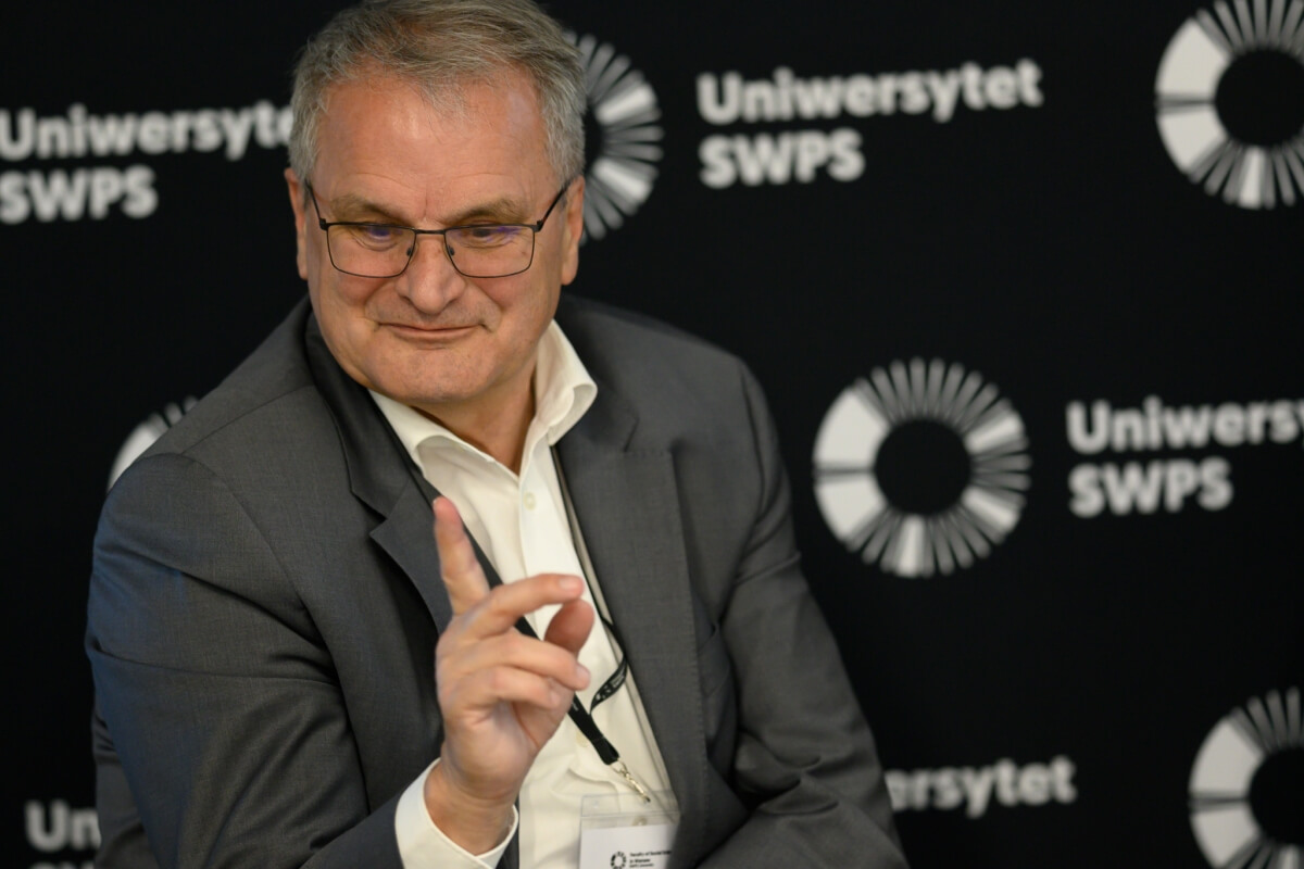 Profesor Wolfgang Koenig bierze udział w debacie dotyczącej jakości życia, która odbywa się na Uniwersytecie SWPS