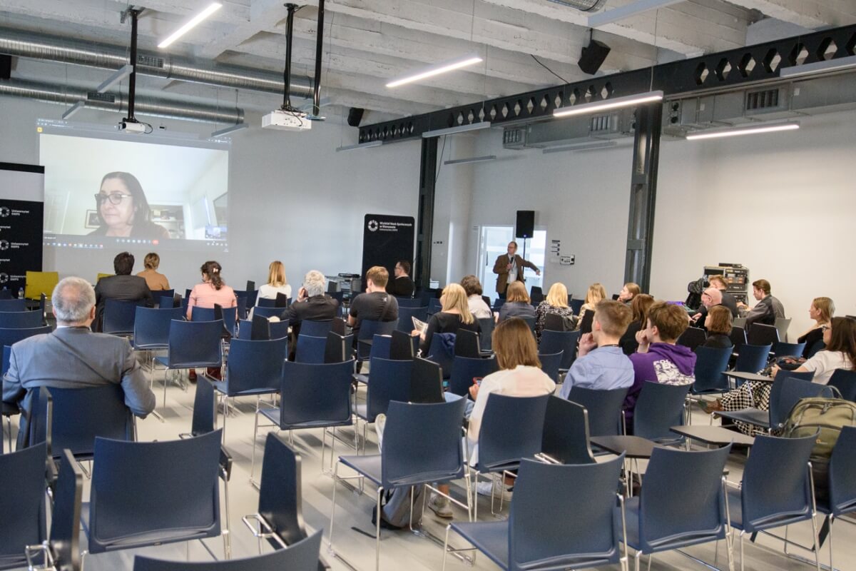Publiczność przysłuchuje się konferencji naukowej „Innowacje społeczne. Wyzwania – Rozwiązania – Praktyki”, która odbywa się na Uniwersytecie SWPS 
