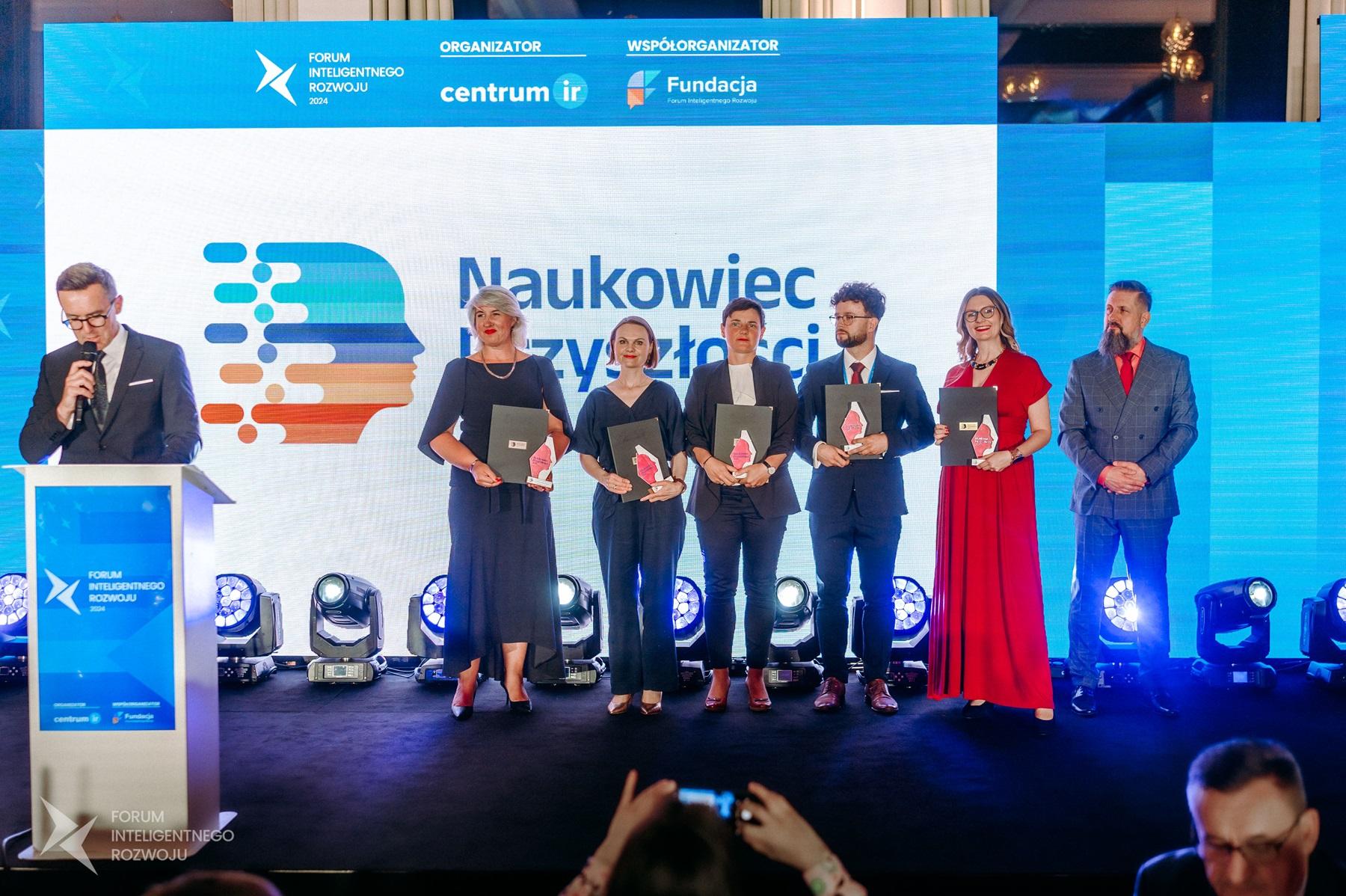 Laureaci i laureatki nagrody Naukowiec Przyszłości 2024 odbierający statuetni na scenie